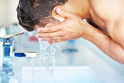 شستشوی روزانه پوست برای جلوگیری از جوش و آکنه در تابستان